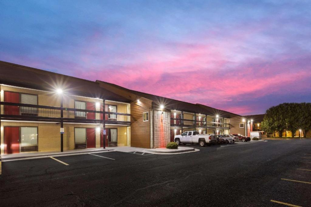 Econo Lodge Madison Exterior photo